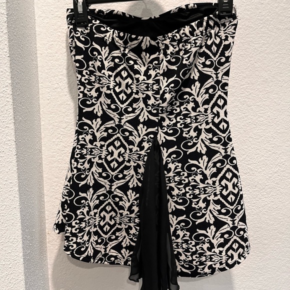 Strapless black and white scroll print top - Picture 2 of 7
